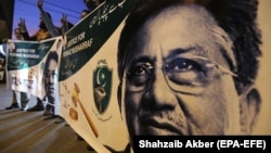 Supporters of former President Pervez Musharraf protest against his death sentence for treason in Karachi on December 17.