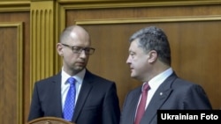 Президент України Петро Порошенко (праворуч) і прем’єр Арсеній Яценюк