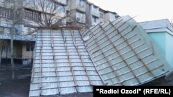 Обрушившаяся кровля здания в Согдийской области Таджикистана. 27 декабря 2017 года.