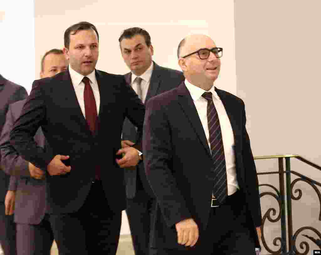 МАКЕДОНИЈА - Скопска Апелација го потврдила решението на Кривичниот суд со кое поранешниот министер за внатрешни работи Митко Чавков останува во притвор. Одбиена му е и понудата за гаранција за да се брани од слобода.