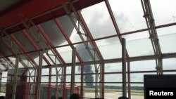 Людзі глядзяць на дым, які ідзе зь месца катастрофы