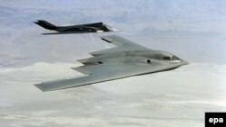 АҚШ-тығ B-2 Spirit стратегиялқ бомбалаушы ұшағы мен F 117 истребителі (Көрнекі сурет)