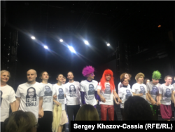 Режиссёр Серебренников всё же был на сцене – на футболках актёров "Гоголь-центра"