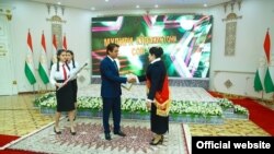 Рустами Эмомалӣ ба барандагони озмун мукофот додааст.