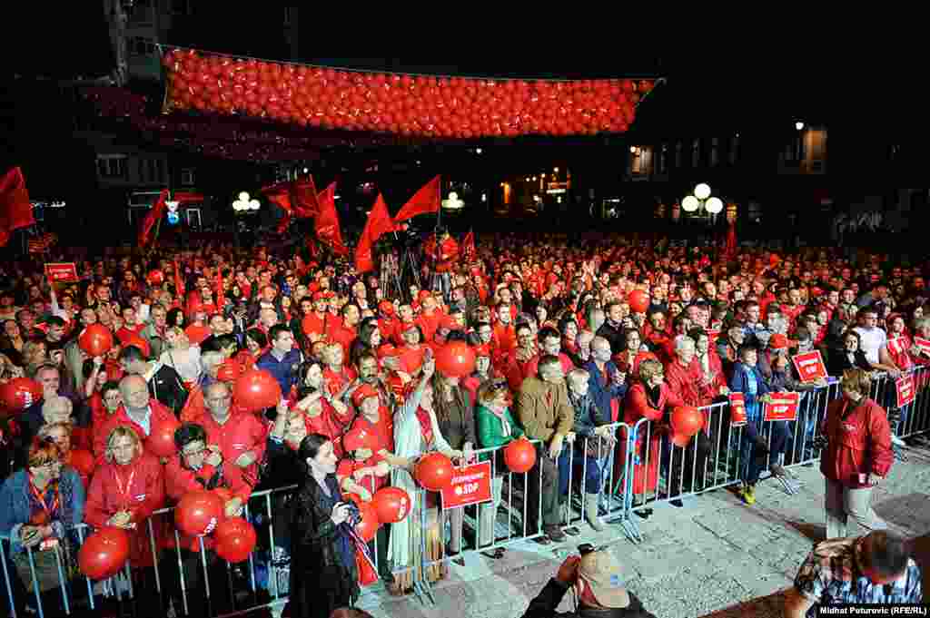 Završni predizborni skup Socijaldemokratske partije BiH na Trg ispred Narodnog pozorišta u Sarajevu