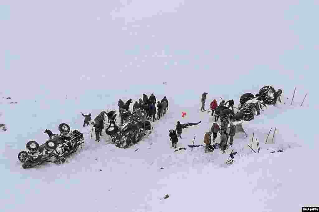 ТУРЦИЈА - Во лавина која паднала врз планински пад во источната турска провинција Ван загинале најмалку 21 спасувач кои оделе да пронајдат двајца изгубени во друга лавина, јавија агенциите.