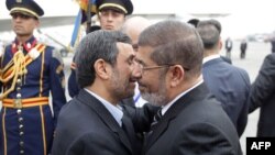 Президент Єгипту Мохаммед Мурсі вітає свого іранського колегу Махмуда Ахмадінеджада в аеропорту Каїра, 5 лютого 2012 року