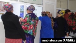 "Arçman" şypahanasyndaky kassalaryň birinde nobata duran zenanlar (Arhiwden alnan illýustrasiýa suraty)