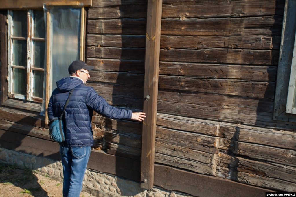 Сьцены змацавалі вялікімі драўлянымі цяжамі