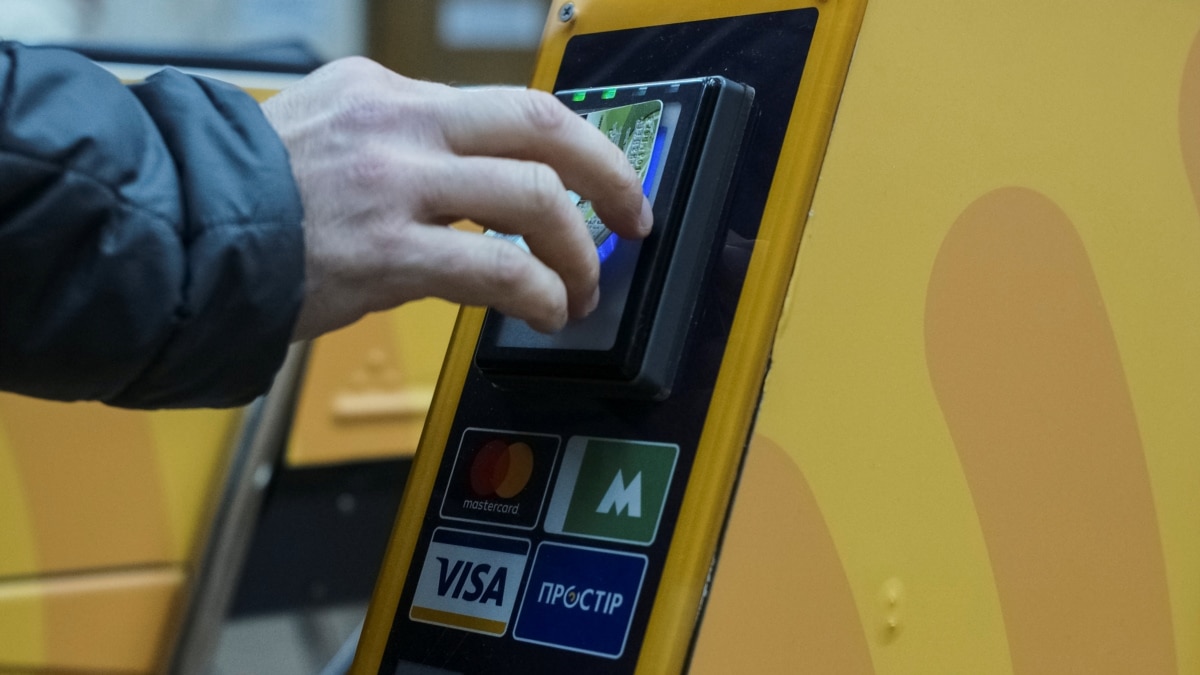 чверть безготівкових операцій в Україні – це оплата товарів і послуг в інтернеті