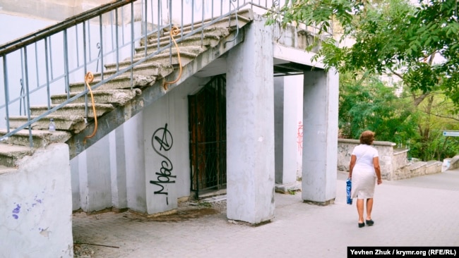 Лестница для выхода зрителей из кинозала, под лестницей - вход в туалет