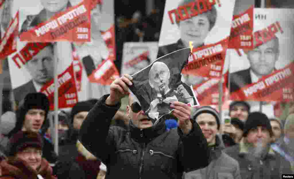 Оппозиция вәкиле Сергей Удальцов Путин сурәтенә ут төртә