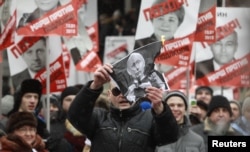 Сергій Удальцов спалює портрет Володимира Путіна під час «Маршу проти негідників» у Москві, 13 січня 2013 року