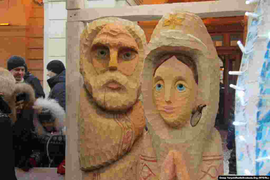 На площади, согласно традиции, установили деревянную шопку, изображающую сцену рождения Христа