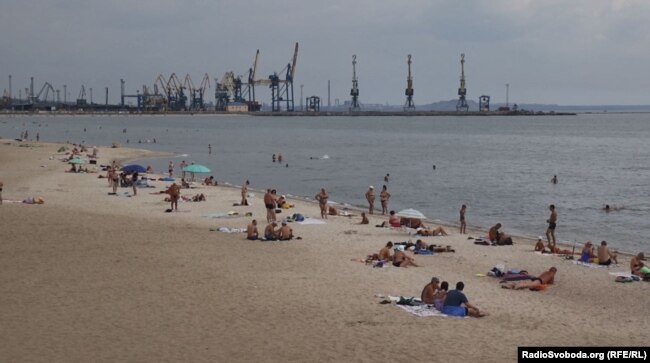 Пляж «Піщанка» в Маріуполі. Липень 2020 року (ілюстративне фото)