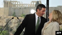 Грчкиот министер за надворешни работи, Ставрос Ламбринидис и неговата американска колешка Хилари Клинтон во Атина на 17 јули 2011 година.