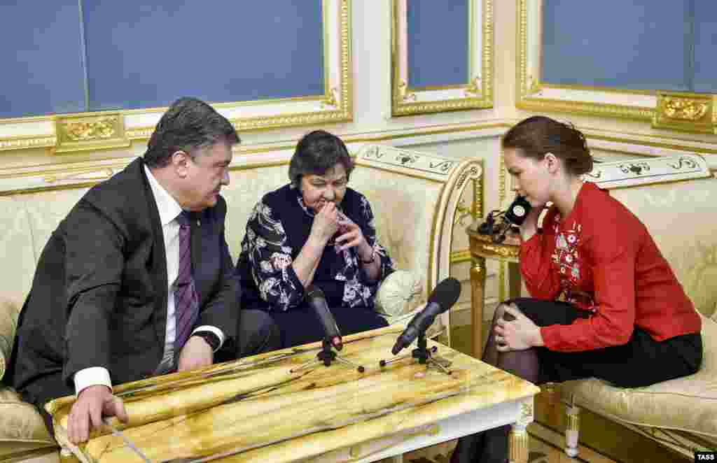 Ukrajinski predsjednik Petro Porošenko, majka i sestra Nađe Savčenko, Marija i Vira, razgovaraju telefonom sa Nađom Savčenko, Kijev, 19. april 2016.