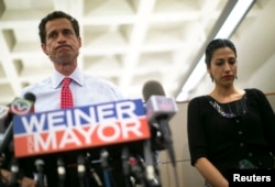 Anthony Weiner i Huma Abedin 2013., kada je otkriven njegov drugi sex skandal