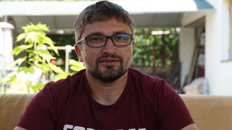 Арестованный блогер Мемедеминов развернул в суде плакаты в поддержку крымскотатарских активистов