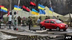 Украиналык улутчулдар Донбасс жана Луганскты өлкөгө туташтырган темир толду тосуп турат. 