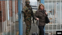 Солдат выпроваживает пассажирку из гостиницы аэропорта - на следующий день после взрывов 22 марта