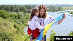 საილუსტრაციო ფოტო: ვიშივანკებში გამოწყობილი უკრაინელი დედა-შვილი.