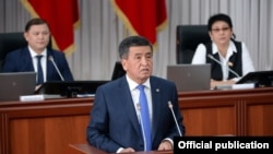 Президент Кыргызстана Сооронбай Жээнбеков в парламенте. Бишкек, 27 июня 2018 года.
