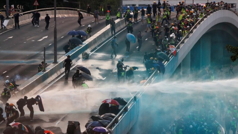 Përplasje e policisë dhe protestuesve në Hong Kong