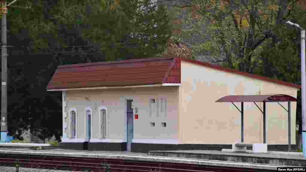 Железнодорожная станция &laquo;Верхнесадовая&raquo;. Она была сооружена в 1875 году при строительстве Лозово-Севастопольской железной дороги. Тогда станция, как и село, называлась Дуванкой. После депортации крымских татар получила свое современное название