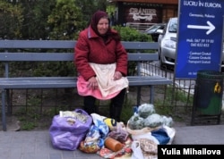 Возле кишиневских многоэтажек пенсионерка продает орехи, зелень и домашние заготовки, апрель, 2020