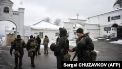 Сотрудники Службы безопасности Украины проводят обыск в Киево-Печерской лавре. 
