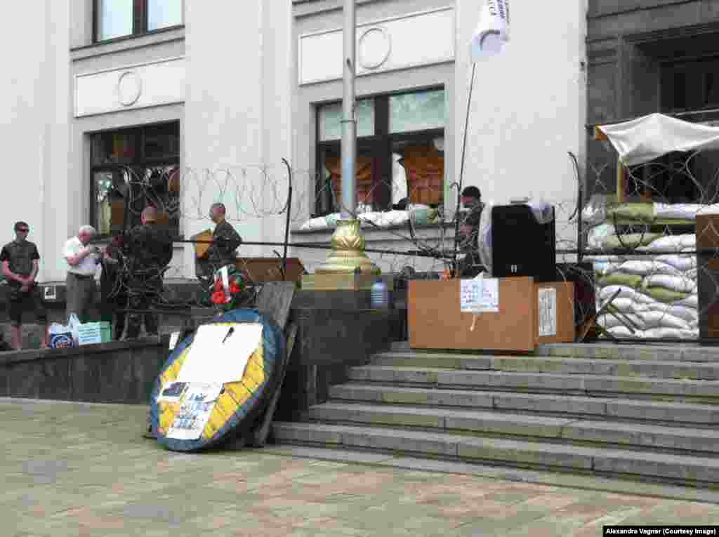 Здание ОГА, захваченной сторонниками так называемой Луганской народной республики, охраняют автоматчики