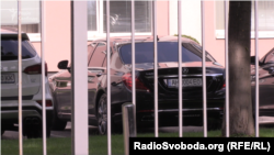 Авто, яким користується бізнесмен Кропачов, біля одного зі столичних бізнес-центрів 26 червня 2018 року