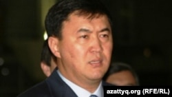«Нұр Отан» партиясының хатшысы Қайрат Сатыбалдыұлы халал өнімдер көрмесінде тұр. Астана, 7 қазан 2010 жыл. 
