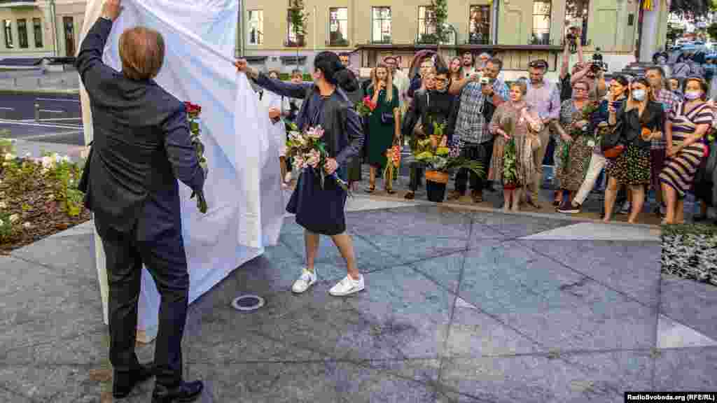 Виступаючи на церемонії відкриття, президент Торгово-промислової палати Геннадій Чижиков, який представився як друг Шеремета, згадав його як &laquo;людину з великим серцем, для якого чужий біль був його болем&raquo;. &laquo;Нам дуже неприємно те, що ми не можемо мамі, яку він дуже любив, Людмилі Станіславівні, його дітям &ndash; Миколаю, Єлизаветі, Альоні &ndash; і колективу &laquo;Української правди&raquo; сказати, хто це. Але я впевнений, що цей пам&rsquo;ятник буде символом, і в тих, хто це зробив, (горітиме земля під ногами &ndash; ред.)&raquo;, &ndash; сказав Чижиков.