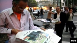 A man reads a newspaper with a story on opposition leader Mir Hossein Musavi on it in Tehran. (file photo)