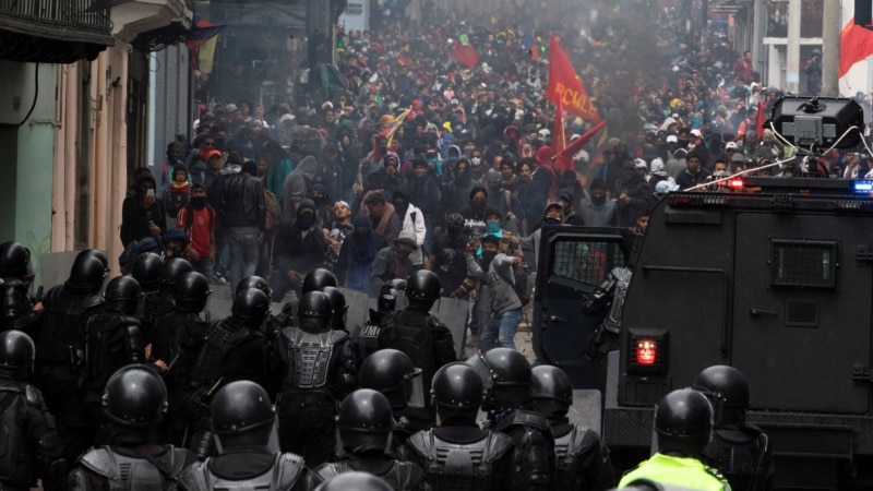 Владата во Еквадор преместена од главниот град, претседателот обвини за пуч