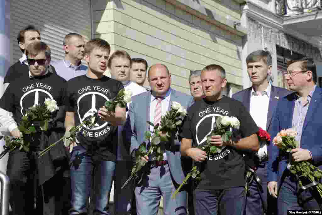 Политики одели футболки с надписью «MH17. One year in the skies »(« MH17. Один год на небесах »)