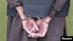 Një taliban i arrestuar u është paraqitur mediave në provincën Ghazni në Afganistan