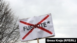 Jedan od protesta u Prištini protiv predstavljanja Kosova sa fusnotom, februar 2012.