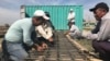 Тасқын салдарынан баспанасыз қалған отбасыларға арналған жаңа үйдің іргетасын қалап жүрген құрылысшылар. Түркістан облысы, Мақтарал ауданы, 11 мамыр 2020 жыл.