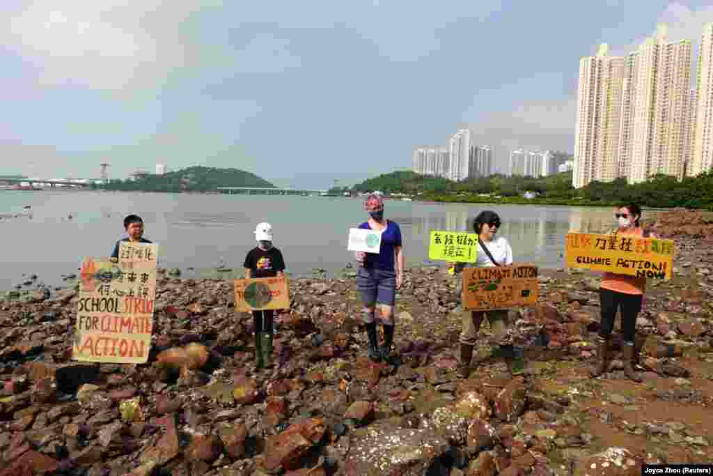 В Гонконге климатические активисты бастовали и убирали побережье пляжа Сан-Тау на острове Лантау