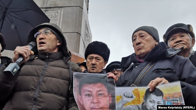 Собравшиеся на траурную акцию в Алматы. 27 февраля 2020 года.
