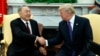 АҚШ президенті Дональд Трамп (оң жақта) Қазақстан президенті Нұрсұлтан Назарбаевпен қол алысып отыр. Ақ үй, Вашингтон, 16 қаңтар 2018 жыл.
