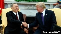 АҚШ президенті Дональд Трамп (оң жақта) Қазақстан президенті Нұрсұлтан Назарбаевпен қол алысып отыр. Ақ үй, Вашингтон, 16 қаңтар 2018 жыл.