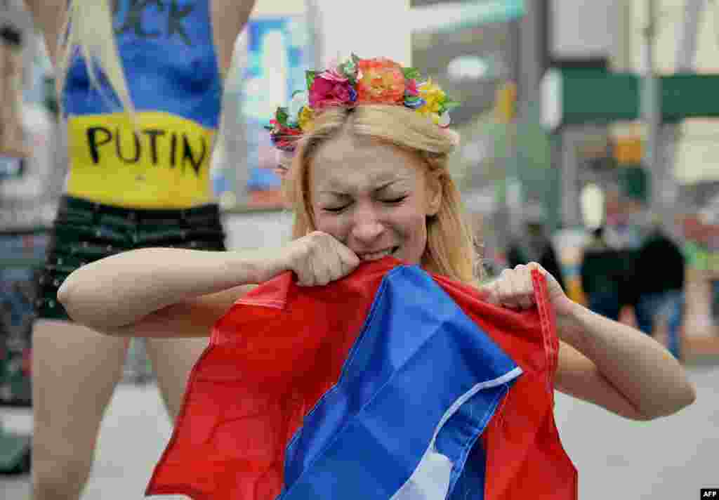 Лидер группы Femen Инна Шевченко во время акции протеста против российской интервенции в Крыму. Нью-Йорк, март 2014 года. 