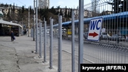 Забор на автовокзале в Ялте