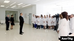 İlham Əliyev yeni klinikanın açılışında.