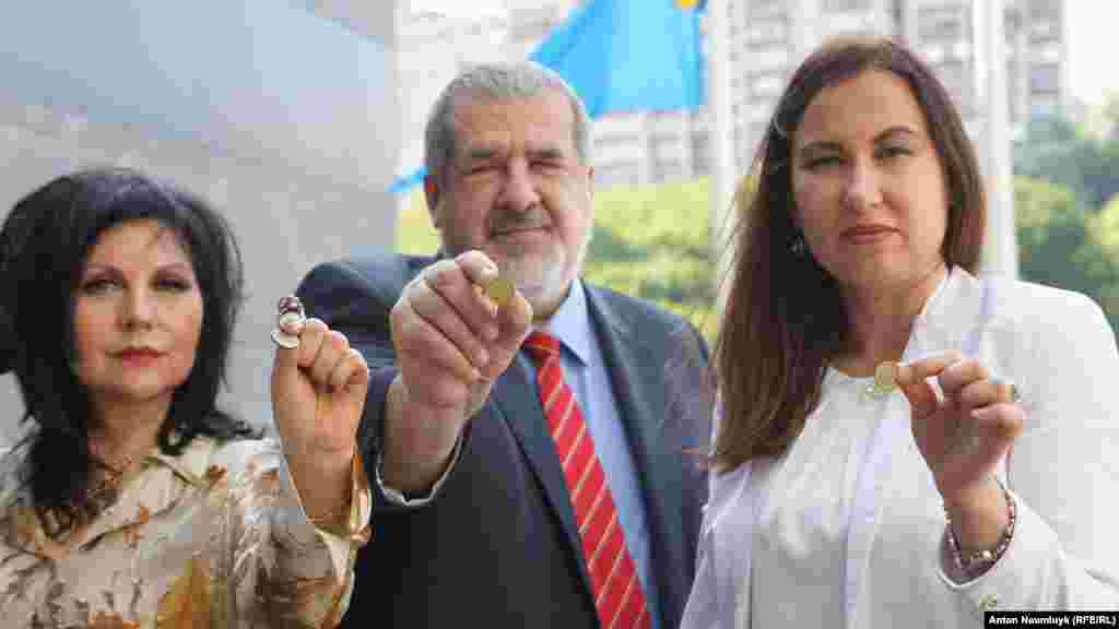 Refat Çubarov reisliginde Qırımtatar Milliy Meclisi Qırımda siyasiy mabüslerniñ para cezalarını ödemek içün &laquo;onlar&raquo; aktsiyasına qoşuldı, 2017 senesi avgust ayı.&nbsp; 2017 senesi iyülniñ 31-nde Qırımda &laquo;Qırım birdemligi&raquo; cemaat birleşmesi siyasiy mabüslerge ve vatandaş faallerpine qoltutmaq maqsadınen &laquo;Qırım marafonını&raquo; ilân etti. Avgustnıñ 22-ne qadar faaller kerekli qadar para topladı &ndash; 820 biñ ruble (tahminen 352 biñ ğrıvnâ). Aktsiyada &laquo;lâqayt qalmağanlarnıñ birligini&raquo; köstermek içün 10 rublelik kapikler (tahminen 4 ğrıvnâ ola) toplandı. Çoq biñli para cezalarından birini tölemek içün 140 kilogramm maden ya da 25 biñ 10 rublelik kapik toplandı 
