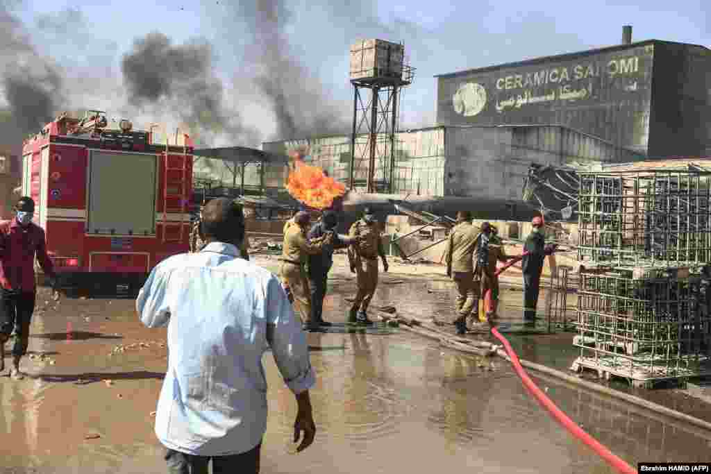 СУДАН - Седум луѓе загинаа, а десетици се повредени во пожар предизвикан од експлозија во фабрика во главниот град на Судан, Картум, информираа лекари и сведоци.